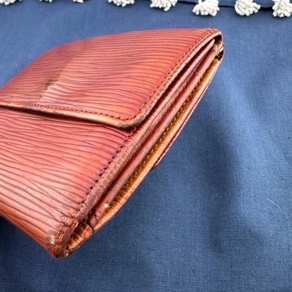 AUTHENTIC Louis Vuitton Malletier Epi Leather Elise Wallet. Deep brown.